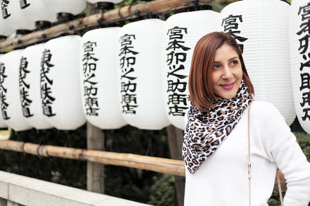 Blame-it-on-Mei-Miami-Fashion-Travel-Blogger-Oversize-Sweater-Leopard-Scarf-Valentino-Rockstud-Handbag-Flats-Japan-Tokyo-Asakusa-Shrine