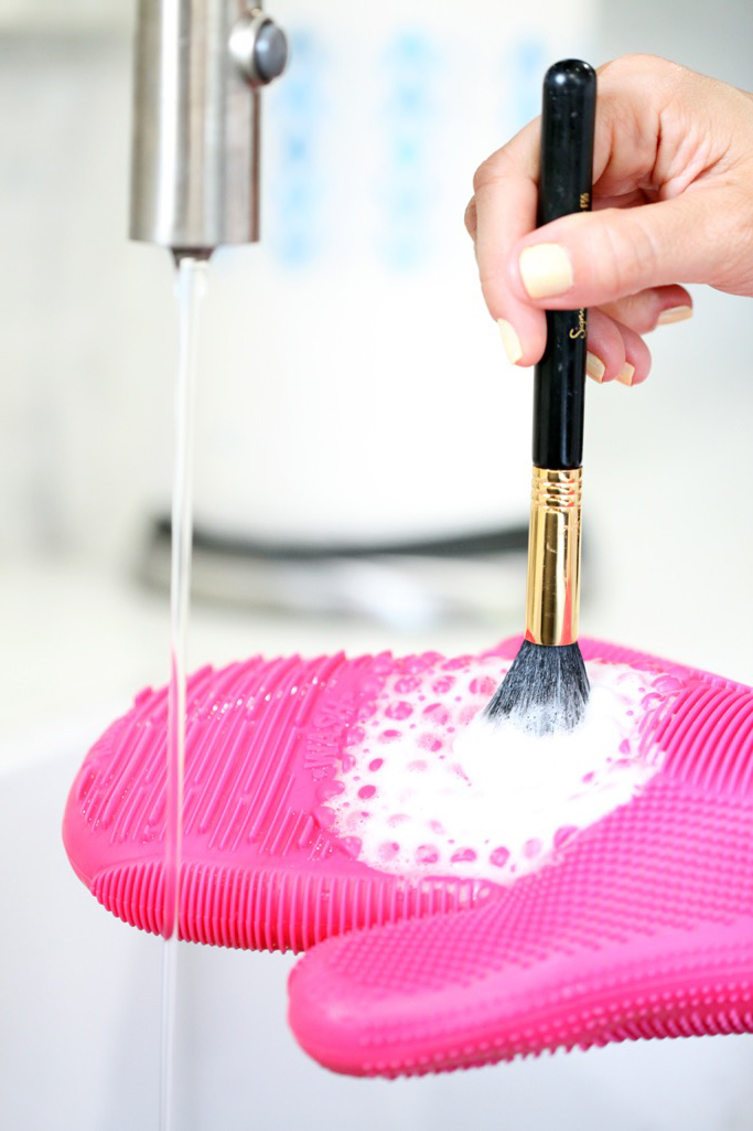Blame-it-on-Mei-Miami-Fashion-Beauty-Blogger-How-To-Clean-Your-Makeup-Brushes-With-Sigma-Spa-Glove