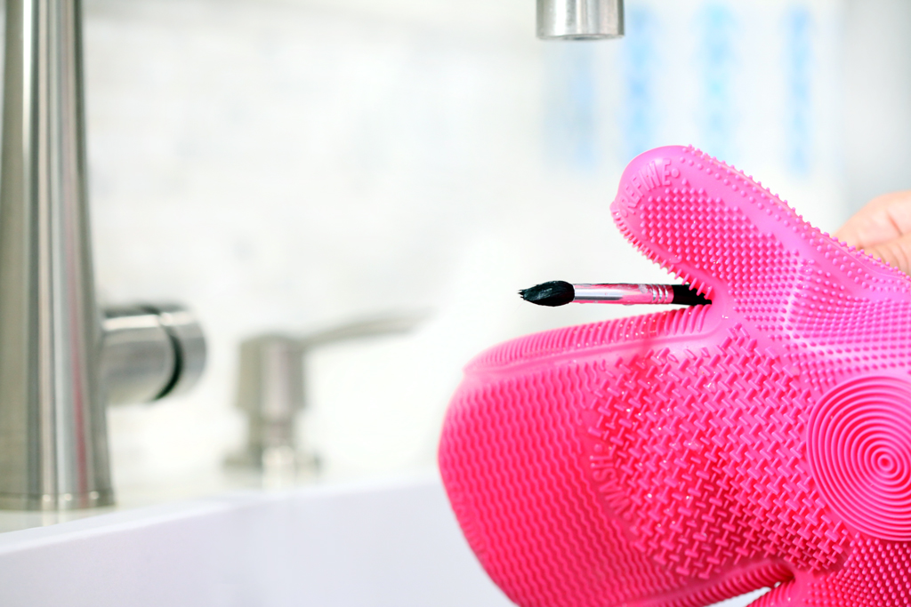 Blame-it-on-Mei-Miami-Fashion-Beauty-Blogger-How-To-Clean-Your-Makeup-Brushes-With-Sigma-Spa-Glove