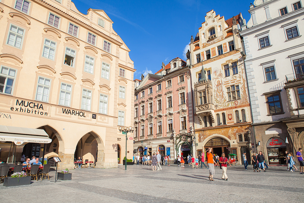 Blame it on Mei, @blameitonmei, Miami Travel Fashion Blogger, Summer Travel Look, Old Time Square, Prague, Czech Republic